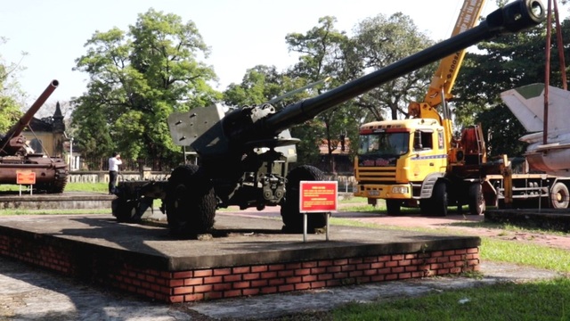 Cận cảnh tháo dỡ 4 máy bay thời chiến tại Di tích Quốc Tử Giám - 4 Cận cảnh tháo dỡ 4 máy bay thời chiến tại Di tích Quốc Tử Giám - 4