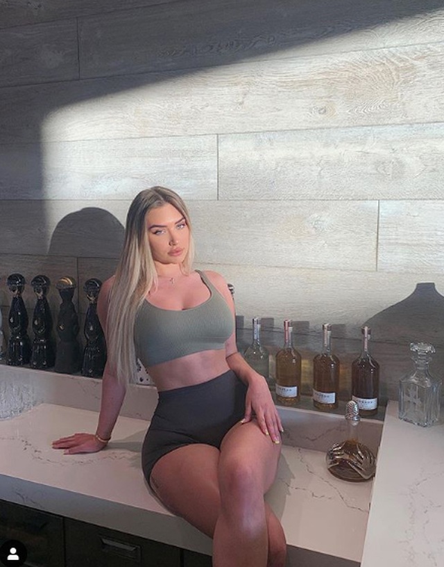 Bạn thân của Kylie Jenner tung ảnh gợi cảm - 2 Bạn thân của Kylie Jenner tung ảnh gợi cảm - 2