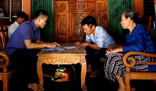 Bạn đọc Dân trí giúp đỡ gia đình có 3 con thơ bại não hơn 100 triệu đồng - 1 Bạn đọc Dân trí giúp đỡ gia đình có 3 con thơ bại não hơn 100 triệu đồng - 1
