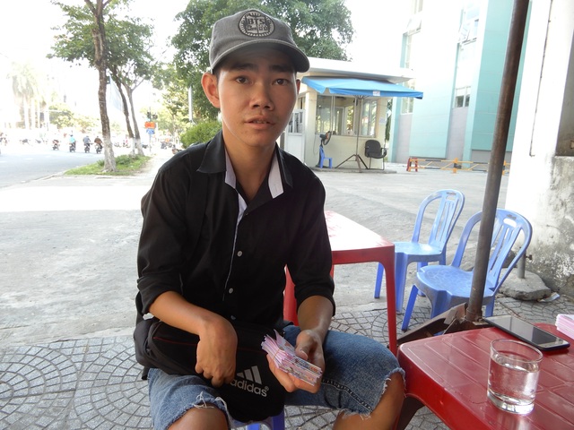 Người bán vé số ở Đà Nẵng: Vui vì có thu nhập trở lại từ nghề cũ - 2 Người bán vé số ở Đà Nẵng: Vui vì có thu nhập trở lại từ nghề cũ - 2