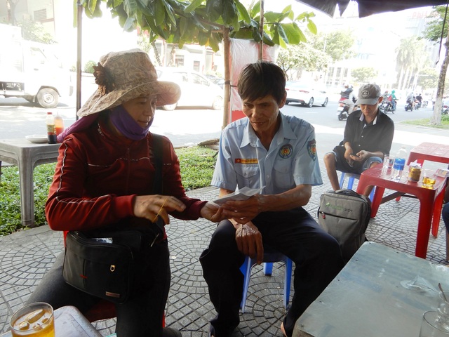 Người bán vé số ở Đà Nẵng: Vui vì có thu nhập trở lại từ nghề cũ - 3 Người bán vé số ở Đà Nẵng: Vui vì có thu nhập trở lại từ nghề cũ - 3
