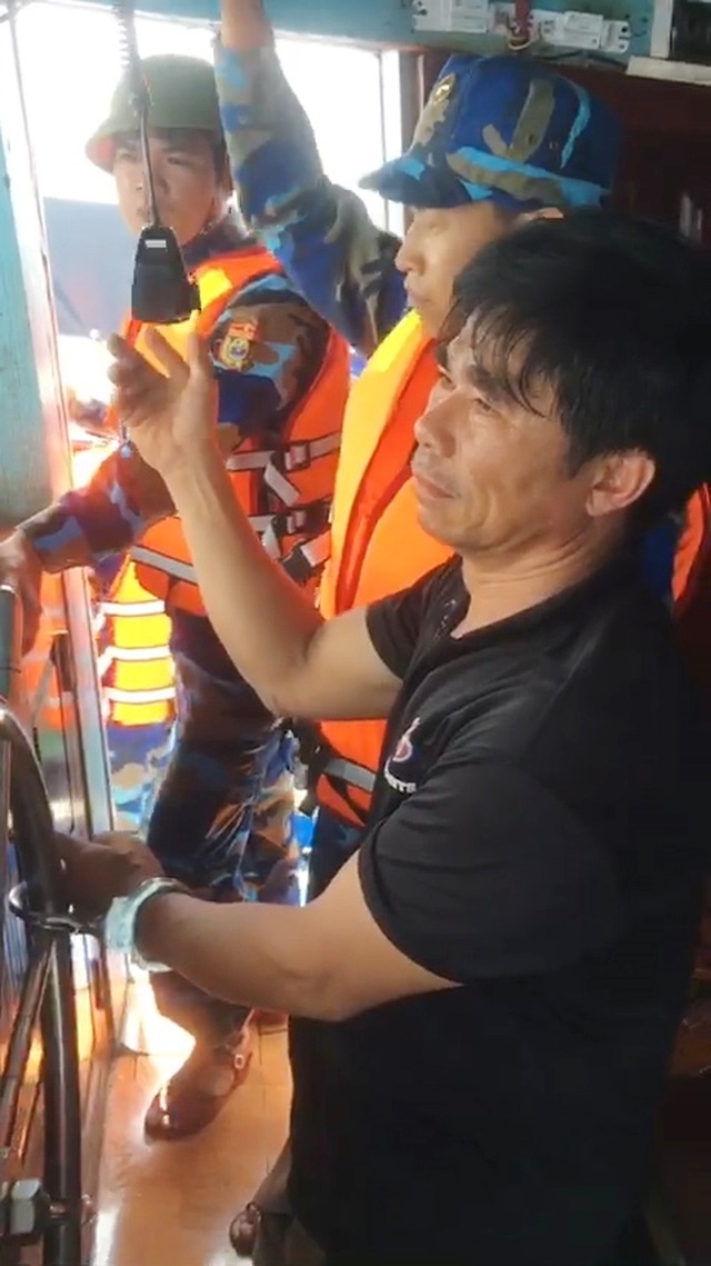Bộ đội biên phòng nổ súng chỉ thiên bắt 2 tàu giã cào manh động - 3 Bộ đội biên phòng nổ súng chỉ thiên bắt 2 tàu giã cào manh động - 3