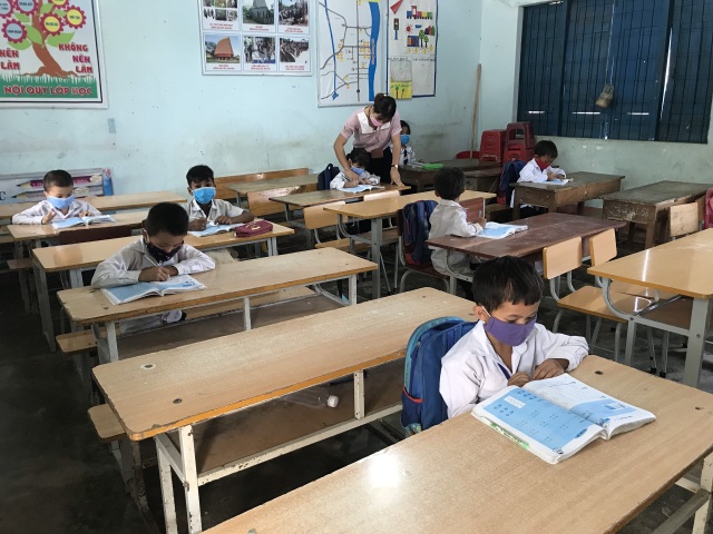 Giãn cách học sinh, 3 thầy cô chia nhau quản 4 lớp - 1 Giãn cách học sinh, 3 thầy cô chia nhau quản 4 lớp - 1