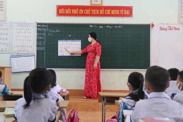Giãn cách học sinh, 3 thầy cô chia nhau quản 4 lớp - 2 Giãn cách học sinh, 3 thầy cô chia nhau quản 4 lớp - 2