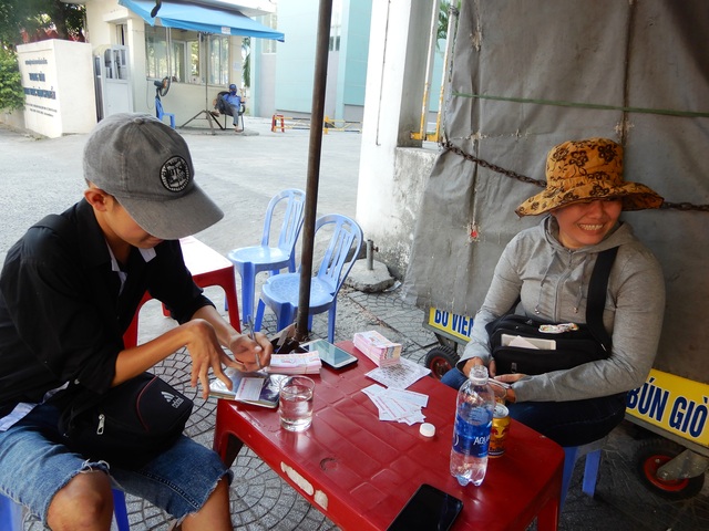 Người bán vé số ở Đà Nẵng: Vui vì có thu nhập trở lại từ nghề cũ - 1 Người bán vé số ở Đà Nẵng: Vui vì có thu nhập trở lại từ nghề cũ - 1