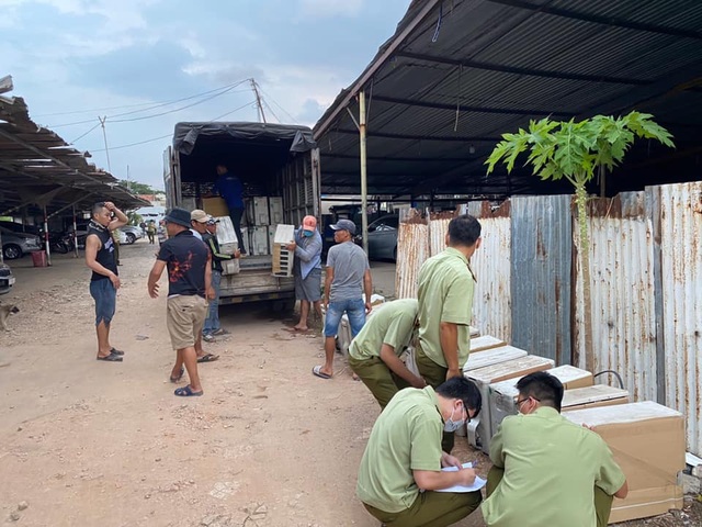Từ lời rao trên mạng, phát hiện hàng trăm máy lạnh, lọc không khí nhập lậu - 1 Từ lời rao trên mạng, phát hiện hàng trăm máy lạnh, lọc không khí nhập lậu - 1
