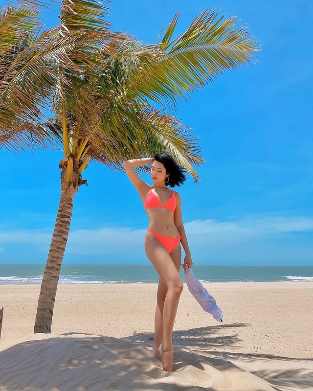 Diễn viên Thuý Ngân khoe dáng quyến rũ với bikini bên bãi biển - 4 Diễn viên Thuý Ngân khoe dáng quyến rũ với bikini bên bãi biển - 4
