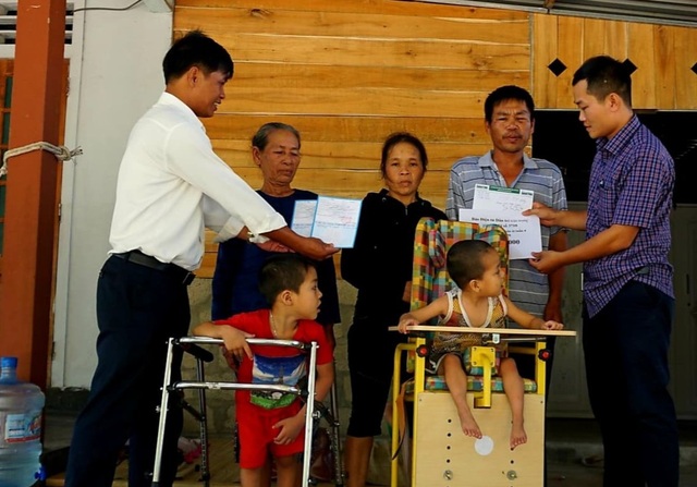 Bạn đọc Dân trí giúp đỡ gia đình có 3 con thơ bại não hơn 100 triệu đồng - 3 Bạn đọc Dân trí giúp đỡ gia đình có 3 con thơ bại não hơn 100 triệu đồng - 3