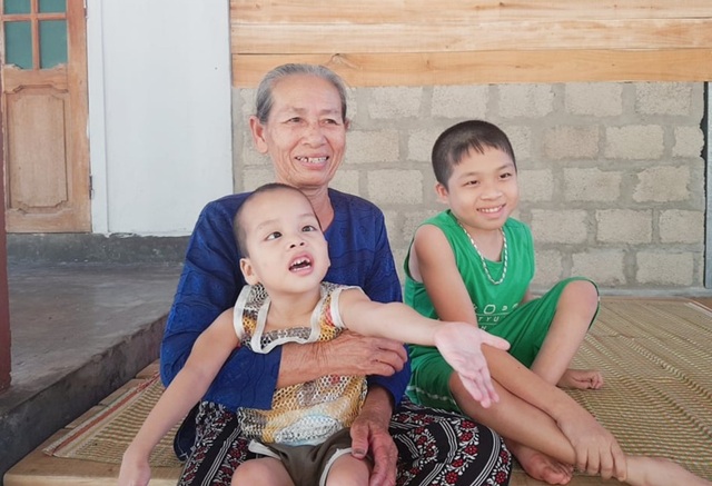 Bạn đọc Dân trí giúp đỡ gia đình có 3 con thơ bại não hơn 100 triệu đồng - 2 Bạn đọc Dân trí giúp đỡ gia đình có 3 con thơ bại não hơn 100 triệu đồng - 2