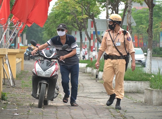 Hà Nội: Quái xế lao thẳng xe vào CSGT rồi nẹt ga bỏ chạy - 1 Hà Nội: Quái xế lao thẳng xe vào CSGT rồi nẹt ga bỏ chạy - 1