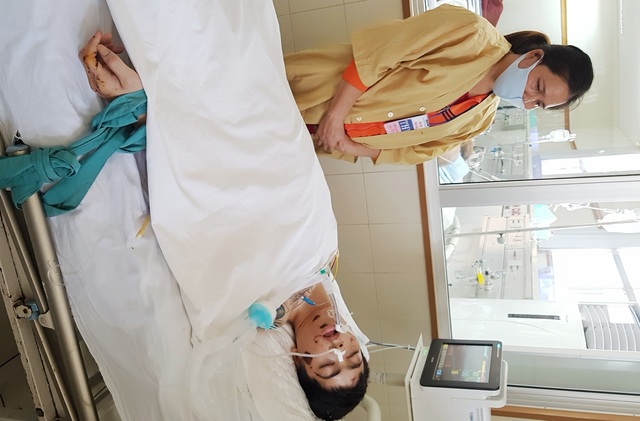 Người mẹ nghèo khóc cạn nước mắt cầu nguyện con trai thoát khỏi tử thần - 3 Người mẹ nghèo khóc cạn nước mắt cầu nguyện con trai thoát khỏi tử thần - 3