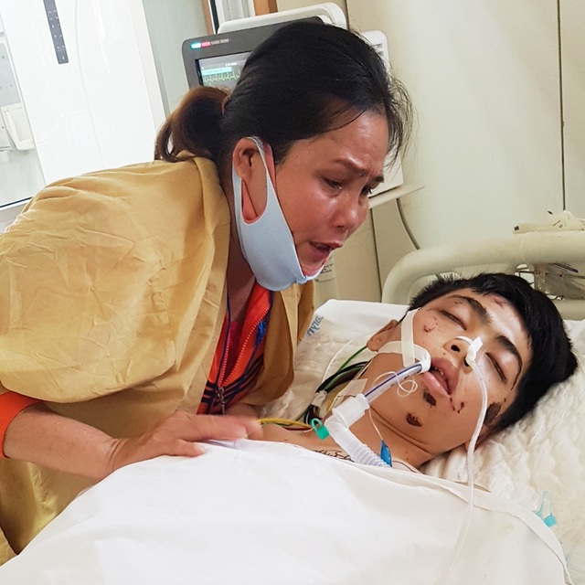 Người mẹ nghèo khóc cạn nước mắt cầu nguyện con trai thoát khỏi tử thần - 2 Người mẹ nghèo khóc cạn nước mắt cầu nguyện con trai thoát khỏi tử thần - 2