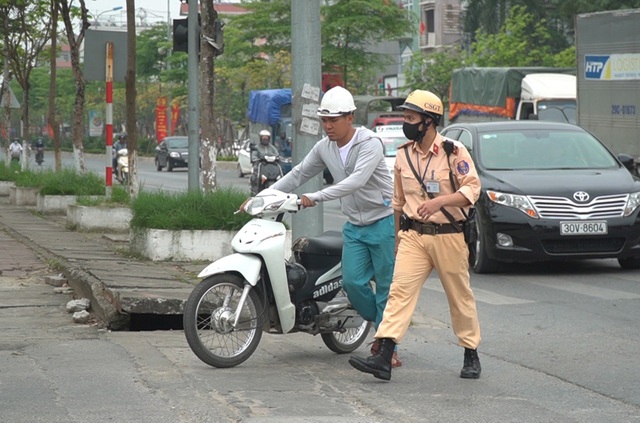 Hà Nội: Quái xế lao thẳng xe vào CSGT rồi nẹt ga bỏ chạy - 4 Hà Nội: Quái xế lao thẳng xe vào CSGT rồi nẹt ga bỏ chạy - 4