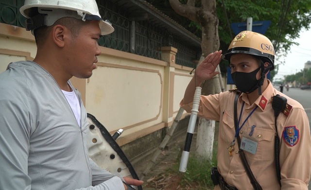 Hà Nội: Quái xế lao thẳng xe vào CSGT rồi nẹt ga bỏ chạy - 5 Hà Nội: Quái xế lao thẳng xe vào CSGT rồi nẹt ga bỏ chạy - 5