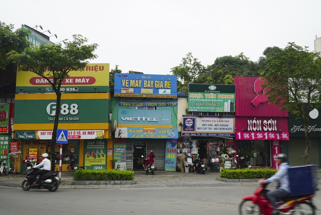 Hàng loạt cửa hàng kinh doanh không thiết yếu vẫn mở cửa trước 9h sáng - 2 Hàng loạt cửa hàng kinh doanh không thiết yếu vẫn mở cửa trước 9h sáng - 2