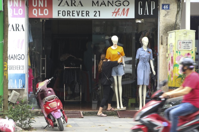 Hàng loạt cửa hàng kinh doanh không thiết yếu vẫn mở cửa trước 9h sáng - 9 Hàng loạt cửa hàng kinh doanh không thiết yếu vẫn mở cửa trước 9h sáng - 9