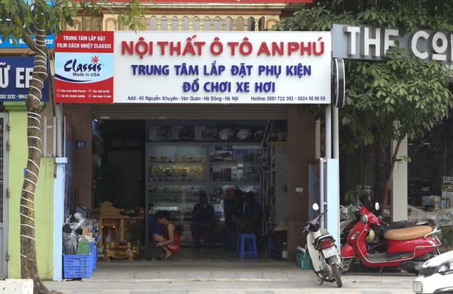 Hàng loạt cửa hàng kinh doanh không thiết yếu vẫn mở cửa trước 9h sáng - 7 Hàng loạt cửa hàng kinh doanh không thiết yếu vẫn mở cửa trước 9h sáng - 7