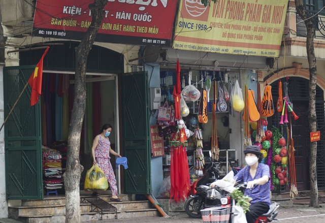 Hàng loạt cửa hàng kinh doanh không thiết yếu vẫn mở cửa trước 9h sáng - 3 Hàng loạt cửa hàng kinh doanh không thiết yếu vẫn mở cửa trước 9h sáng - 3