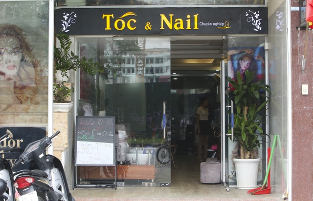 Hàng loạt cửa hàng kinh doanh không thiết yếu vẫn mở cửa trước 9h sáng - 10 Hàng loạt cửa hàng kinh doanh không thiết yếu vẫn mở cửa trước 9h sáng - 10