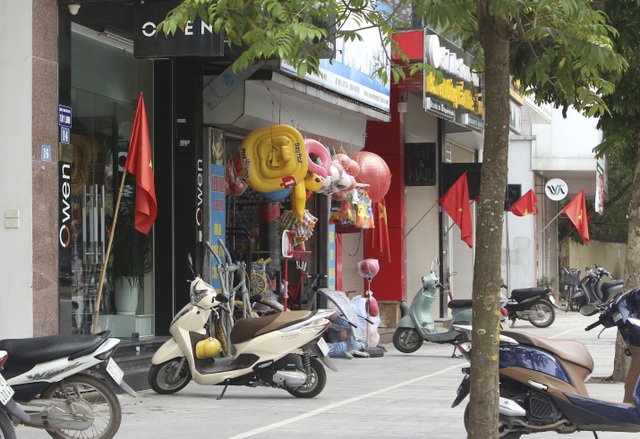 Hàng loạt cửa hàng kinh doanh không thiết yếu vẫn mở cửa trước 9h sáng - 11 Hàng loạt cửa hàng kinh doanh không thiết yếu vẫn mở cửa trước 9h sáng - 11