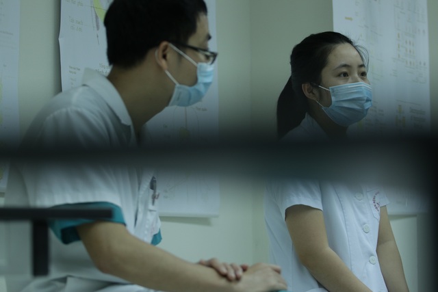 Chuyện về đôi vợ chồng trẻ trở thành “đồng đội” trên tuyến đầu chống dịch - 2 Chuyện về đôi vợ chồng trẻ trở thành “đồng đội” trên tuyến đầu chống dịch - 2
