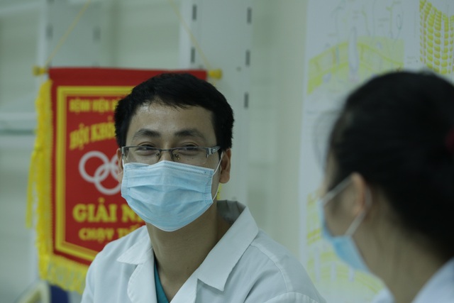 Chuyện về đôi vợ chồng trẻ trở thành “đồng đội” trên tuyến đầu chống dịch - 7 Chuyện về đôi vợ chồng trẻ trở thành “đồng đội” trên tuyến đầu chống dịch - 7