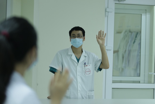 Chuyện về đôi vợ chồng trẻ trở thành “đồng đội” trên tuyến đầu chống dịch - 4 Chuyện về đôi vợ chồng trẻ trở thành “đồng đội” trên tuyến đầu chống dịch - 4