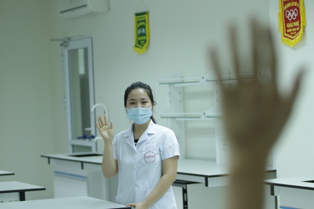 Chuyện về đôi vợ chồng trẻ trở thành “đồng đội” trên tuyến đầu chống dịch - 3 Chuyện về đôi vợ chồng trẻ trở thành “đồng đội” trên tuyến đầu chống dịch - 3