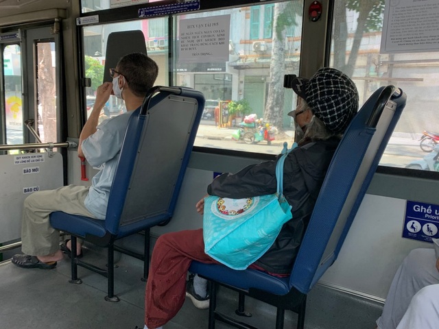 Người lao động, sinh viên “nhẹ gánh” khi xe buýt được hoạt động trở lại - 1 Người lao động, sinh viên “nhẹ gánh” khi xe buýt được hoạt động trở lại - 1