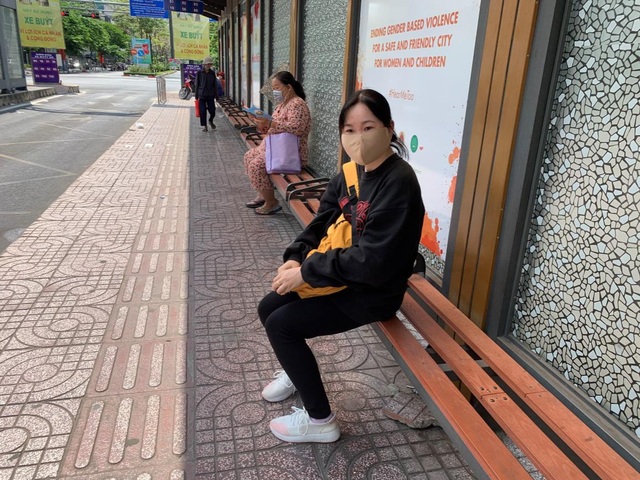 Người lao động, sinh viên “nhẹ gánh” khi xe buýt được hoạt động trở lại - 3 Người lao động, sinh viên “nhẹ gánh” khi xe buýt được hoạt động trở lại - 3