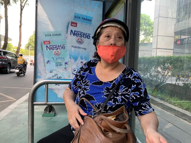 Người lao động, sinh viên “nhẹ gánh” khi xe buýt được hoạt động trở lại - 4 Người lao động, sinh viên “nhẹ gánh” khi xe buýt được hoạt động trở lại - 4