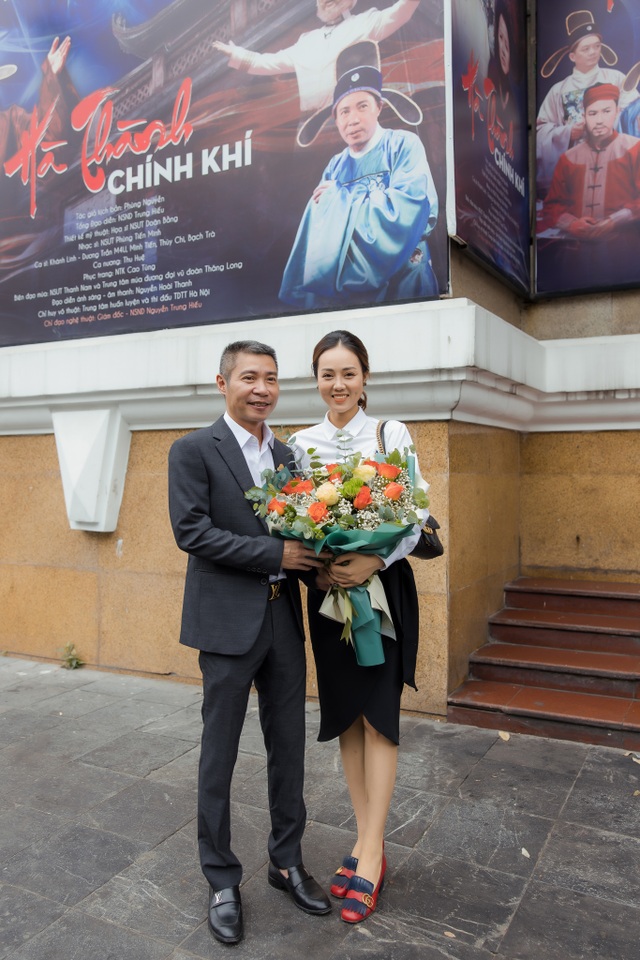 Bạn gái chúc mừng NSND Công Lý lên chức Phó Giám đốc Nhà hát Kịch Hà Nội - 3 Bạn gái chúc mừng NSND Công Lý lên chức Phó Giám đốc Nhà hát Kịch Hà Nội - 3
