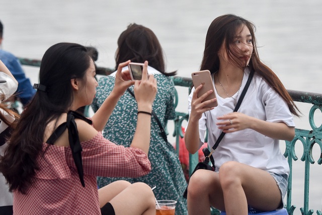 Trà đá ven hồ Tây kín đặc người, chủ quán lẫn khách hàng thờ ơ với lệnh cấm - 5 Trà đá ven hồ Tây kín đặc người, chủ quán lẫn khách hàng thờ ơ với lệnh cấm - 5