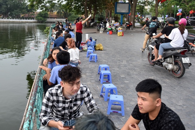Trà đá ven hồ Tây kín đặc người, chủ quán lẫn khách hàng thờ ơ với lệnh cấm - 3 Trà đá ven hồ Tây kín đặc người, chủ quán lẫn khách hàng thờ ơ với lệnh cấm - 3