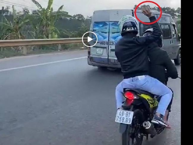 Xác minh nhóm “phượt thủ” ném đá xối xả vào xe khách - 2 Xác minh nhóm “phượt thủ” ném đá xối xả vào xe khách - 2