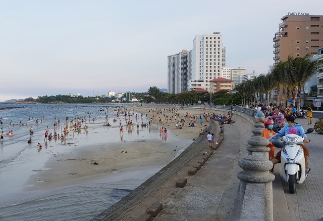 Bãi biển Nha Trang nhộn nhịp mùa nước cạn, phát lộ nhiều bãi đá -  2