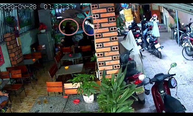 Bị tung clip tố đánh phụ nữ, kiểm sát viên làm đơn “tố ngược” - 2 Bị tung clip tố đánh phụ nữ, kiểm sát viên làm đơn “tố ngược” - 2