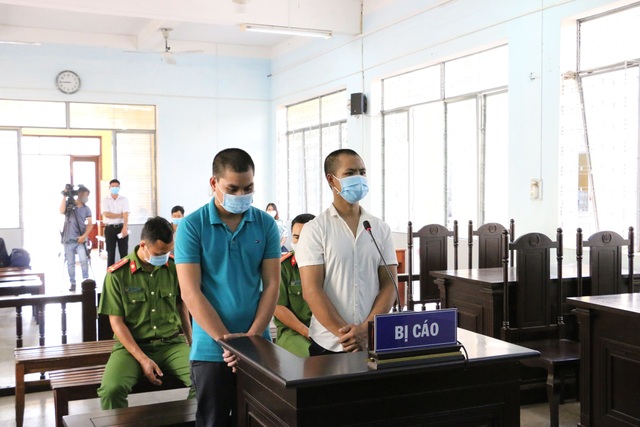 Đánh công an khi bị nhắc nhở đeo khẩu trang - 2 Đánh công an khi bị nhắc nhở đeo khẩu trang - 2