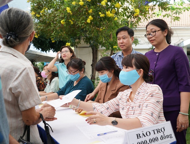 TPHCM: Hơn 400 triệu đồng hỗ trợ người dân gặp khó khăn vì dịch Covid-19 - 4 TPHCM: Hơn 400 triệu đồng hỗ trợ người dân gặp khó khăn vì dịch Covid-19 - 4