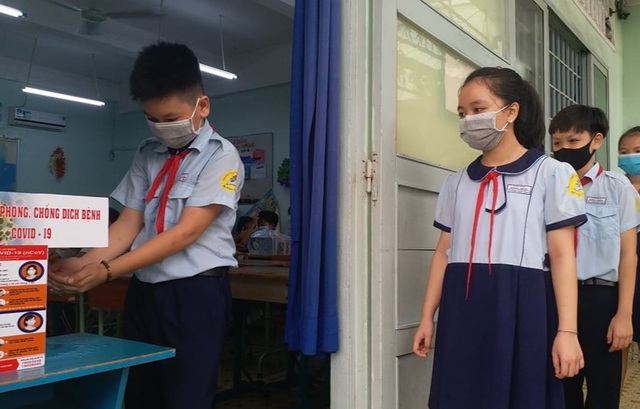 Thầy cô “hóa” siêu nhân, công chúa đón học sinh ngày đầu trở lại trường - 4 Thầy cô “hóa” siêu nhân, công chúa đón học sinh ngày đầu trở lại trường - 4