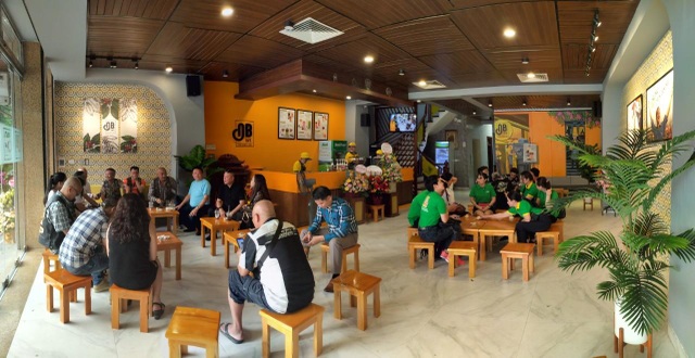 Ngay sau dịch Covid-19, chuỗi cà phê Ông Bầu khai trương cửa hàng đầu tiên tại Hà Nội - 2 Ngay sau dịch Covid-19, chuỗi cà phê Ông Bầu khai trương cửa hàng đầu tiên tại Hà Nội - 2