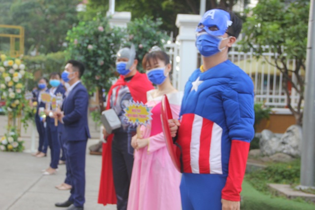 Thầy cô “hóa” siêu nhân, công chúa đón học sinh ngày đầu trở lại trường - 2 Thầy cô “hóa” siêu nhân, công chúa đón học sinh ngày đầu trở lại trường - 2