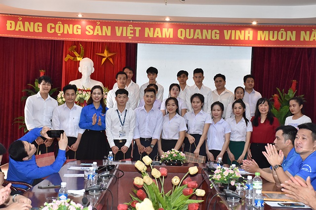 Trao Bằng khen của Đoàn cho sinh viên Lào nhảy xuống sông cứu người - 3 Trao Bằng khen của Đoàn cho sinh viên Lào nhảy xuống sông cứu người - 3