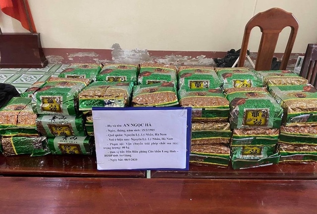Bắt giữ 2 đối tượng vận chuyển 40 kg nghi ma túy đá - 2 Bắt giữ 2 đối tượng vận chuyển 40 kg nghi ma túy đá - 2