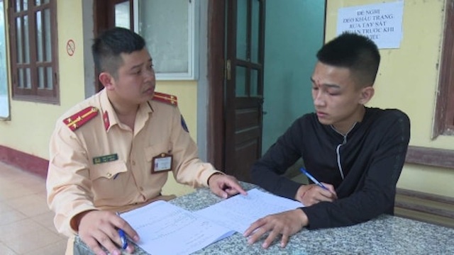 “Quái xế” vừa đi xe máy vừa bỏ tay “tập bơi” để đăng facebook câu like! - 2 “Quái xế” vừa đi xe máy vừa bỏ tay “tập bơi” để đăng facebook câu like! - 2