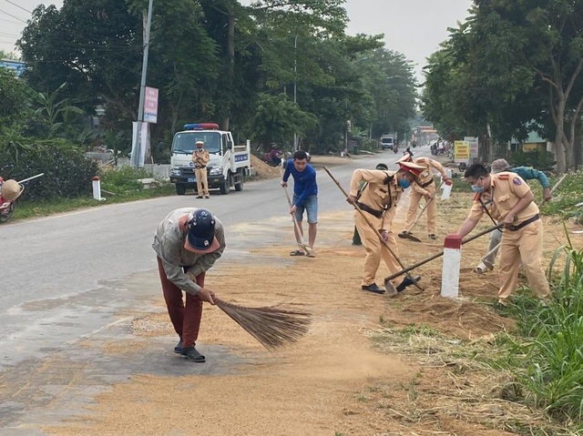CSGT mượn chổi dọn cát sỏi rơi vãi trên đường - 2 CSGT mượn chổi dọn cát sỏi rơi vãi trên đường - 2