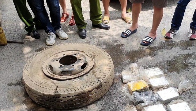 Bắt 4 đối tượng giấu 16 bánh heroin trong lốp xe ô tô - 2 Bắt 4 đối tượng giấu 16 bánh heroin trong lốp xe ô tô - 2