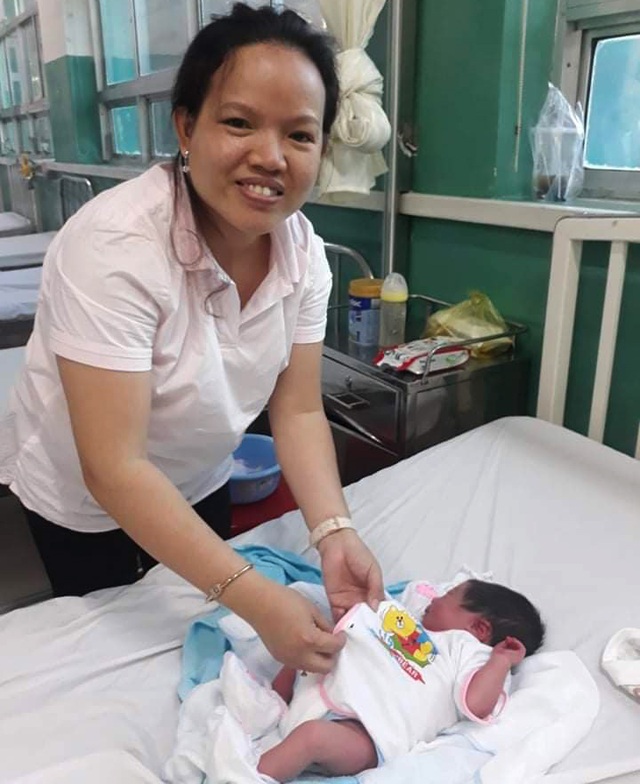 A newborn baby with an intact umbilical cord in the trash - 4