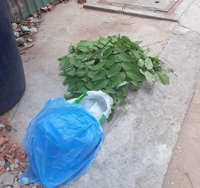 A newborn baby whose intact umbilical cord is left in the trash - 2