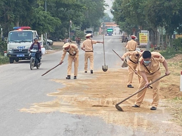 CSGT mượn chổi dọn cát sỏi rơi vãi trên đường - 1 CSGT mượn chổi dọn cát sỏi rơi vãi trên đường - 1